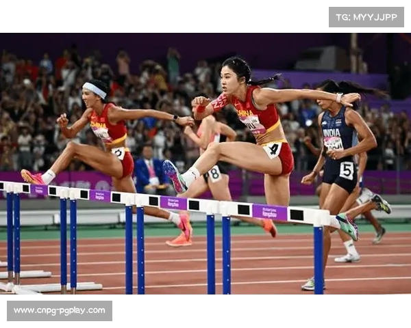 林雨薇夺冠后深情拥抱陈银凤展现跨栏赛场真挚体育精神