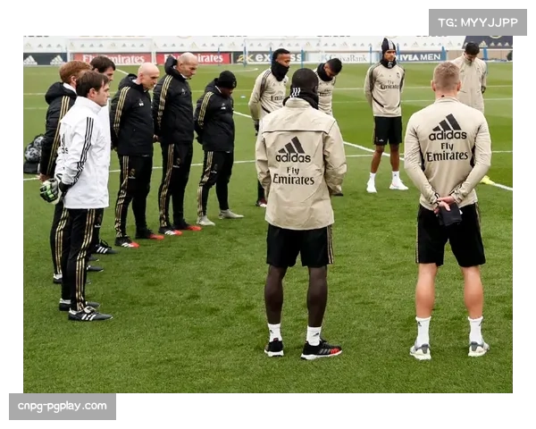 “特写:球迷致敬,南特主场为即将退役的队长布拉斯送上巨型TIFO”